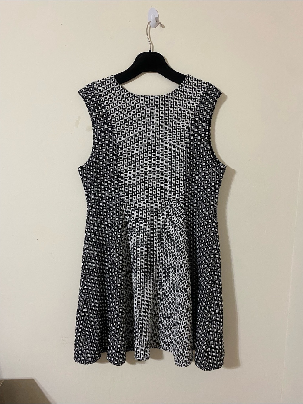 Lane Bryant Black and White Patterned V‑Neck Fit & Flare Dress Size 18/20 - Picture 4 of 8